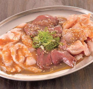 主力商品のホルモン盛り合わせ($13.90)