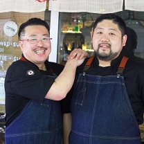 左から犬飼春信、花倉嗣文(Gaku Robata Grill)