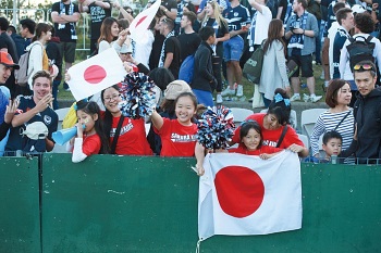 試合には多くの日本人も多く駆け付け、スタンドからは日の丸が振られた(Photo: Kazuya Baba)