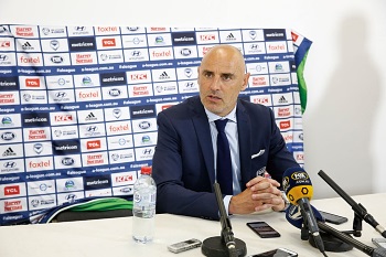 試合後の会見で本田の貢献をたたえたケビン・マスカット監督(Photo: ⓒNaoto Ijichi)
