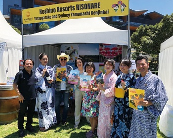 ブースの前で記念撮影をしたやまなし県人会の皆さん