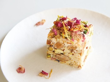 「Artisan Nougat」($5.5)は花びらをあしらった盛り付けで、見た目もスイートなひと皿