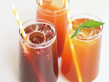 アイス・ティー・ソーダはどれも飲みやすい。「Ruby Zing」(左)「Ginger Snap」(中央上)「Minty Marrakesh」(右)(各$7)