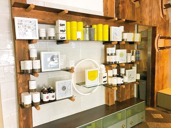 店内では、茶葉はもちろんオリジナルのティー・ホルダーやカップなども販売されている。オンラインでも購入可能