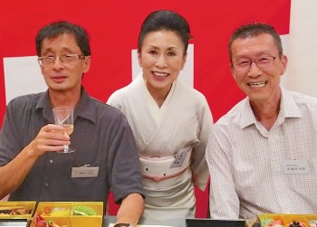 左から八重樫好則総領事代理領事、林さゆりJCS親睦の会会長、水越有史郎JCS会長
