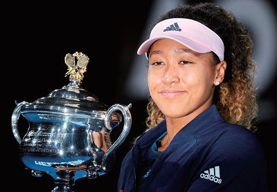優勝カップを掲げる大坂なおみ=1月26日、メルボルン・パーク・ロッド・レーバー・アリーナ(Photo: AFP)