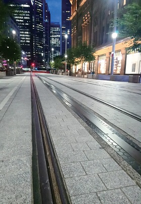 ライト・レール(路面電車)の線路敷設工事が終わったシドニー市内中心部のジョージ・ストリート