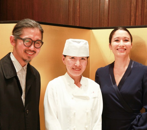 公邸料理人の松田一草氏(中央)