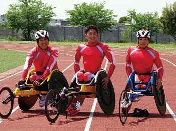 選手でありながら佐藤友祈選手(左)と生馬知季選手(右)の2人の若手を指導。3人で東京の舞台に立つことを目指す(ⓒWORLD-AC)