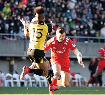 神戸製鋼を退団したアダム・アシュリークーパー選手。W杯前にスーパー・ラグビーでの活躍が期待される