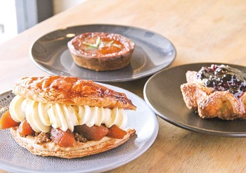 「Apple Turnover」(手前・$8.50)
