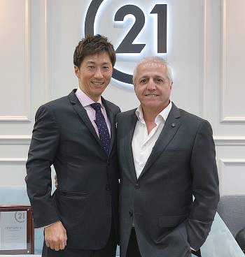 天池氏(左)とセンチュリー21オーストラリアCEO、チャールズ・タービー氏オープンして8カ月のまだ若い支店で