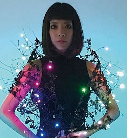 光るショールをまとう(写真提供=柏原エリナ)