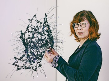 今回展示されたショールの作品と共に、柏原エリナ氏