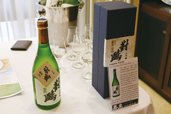 五輪開催地にちなみ都内醸造所の日本酒も振る舞われた