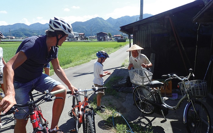 サイクリング・ツアーを楽しむ外国人観光客