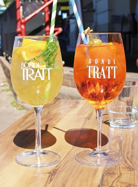 柑橘の風味とオリーブの塩気が大人な味わいの「Aperol Spritz」($16.5)と体に優しいエルダーフラワーのモクテル「Elderflower Soda Punch」($11)