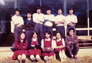 中学2年時の写真(1976年)。前列一番右の当時の担任・小野善寛先生の隣が原田さん