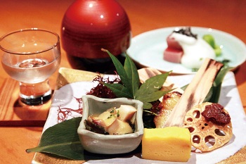 令和天皇夫妻も食された銀だらの西京杉板焼き(手前右)