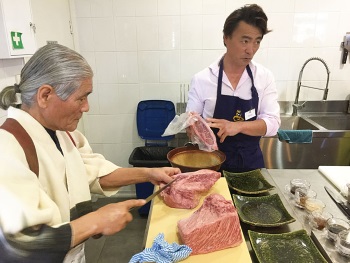 神戸和牛について説明をする大沢氏(右)