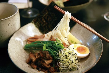 松谷朋之シェフ、鈴木秀人シェフによる濃厚つけ麺