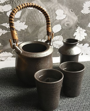 湯煎のための陶器と徳利から成る酒燗器