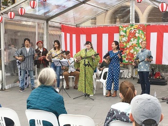 沖縄民謡などを演奏するシドニー三線会
