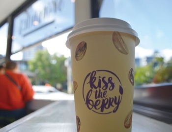 お洒落なカップで出されるコーヒー。寒い日の朝にぴったりだ