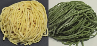 麺のバリエーションも豊富。(左:黄色ストレート麺、右:ホウレン草麺)