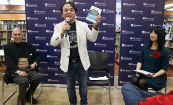 左からロジャー・パルバース氏、飯島浩樹氏、加藤久恵氏