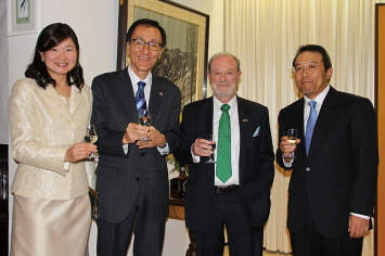 左から竹若夫妻、ボブ・セイドラー氏、小山真之氏