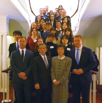 松永一義・メルボルン日本国総領事(中央)、VIC州政府のコリン・ブルックス議員、ブラッド・ロウズウェル議員、赤岩弘智CLAIRシドニー事務所長らと2019年度JETプログラム参加者による記念撮影