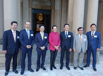 左から西川議員、コック・シドニー市議会議員、ムーア・シドニー市長、岡本副議長、廣澤副市長、服部議員さわだ議員