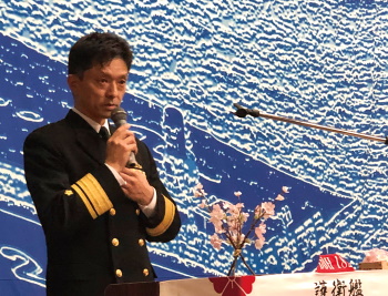 護衛艦「いせ」艦内レセプションであいさつする海上自衛隊掃海隊群司令・白根勉海将補(6月17日筆者撮影)
