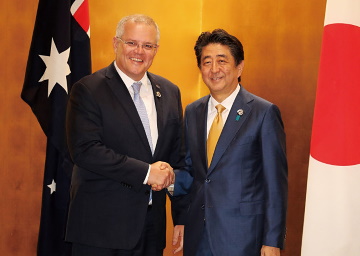 安倍首相と握手するモリソン首相