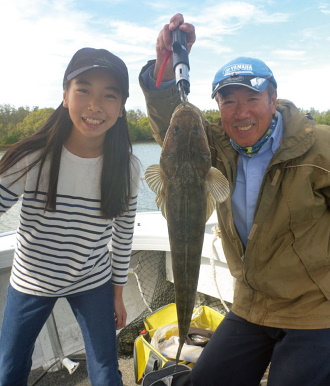 著者とブリスベンの釣りガール エリカさんとマゴチ