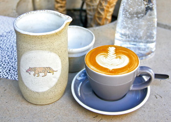 同店自慢のフィルター・コーヒーは特注の陶器で提供される