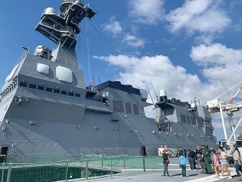 仮キャプション:ブリスベン港に寄稿した護衛艦「いせ」(Photo: ブリスベン総領事館提供)