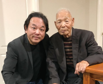 「カウラ事件」を経験した元日本人捕虜の村上輝夫さん(99)と筆者(カウラ8月4日)