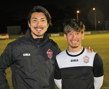 今年で豪州3年目になる元日本代表の田代有三(写真左)とAリーグ挑戦も視野に入れる若手アタッカー岡田武瑠(写真右)