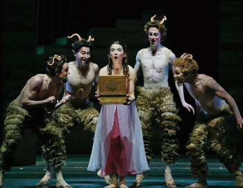 第2幕より箱を開けたプシュケ(TAB 2019 Sylvia, Benedicte Bemet & Artists of The Australian Ballet)