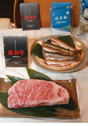 鱒屋の試食イベントでは空輸された飛騨牛と長良川の鮎の実物もディスプレイ展示されていた(鱒屋試食イベント、13日)