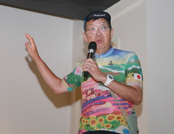 スクリーンを用いて北海道サイクリングの様子を紹介する小林茂雄氏(南富良野まちづくり協会)