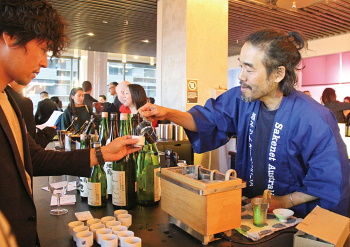 各サプライヤーは日本酒の特徴やおいしい飲み方を説明した