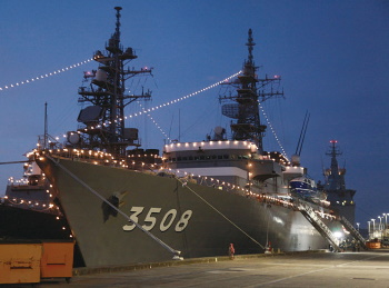 練習艦「かしま」と護衛艦「いなづま」