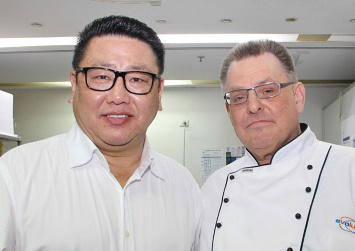 MASUYA INTERNATIONAL代表のケン定松氏(左)と「Evolution Hospitality Institute」創立者スチュアート・ペイジ氏