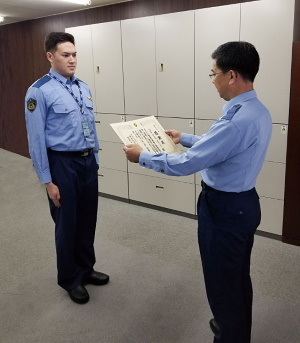 1日警察署長を務め、高崎市警察署長から感謝状を贈られるオコーナー氏(左)