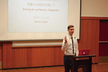 身振り手振りを交えながら話す出場者
