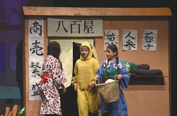 舞台に立つコーフィールド小学校の児童たち