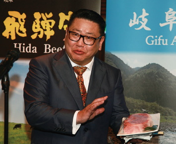 飛騨牛と長良川の鮎の魅力について自身の体験をベースに話したMASUYA INTERNATIONALのケン定松代表(鱒屋試食イベント、13日)